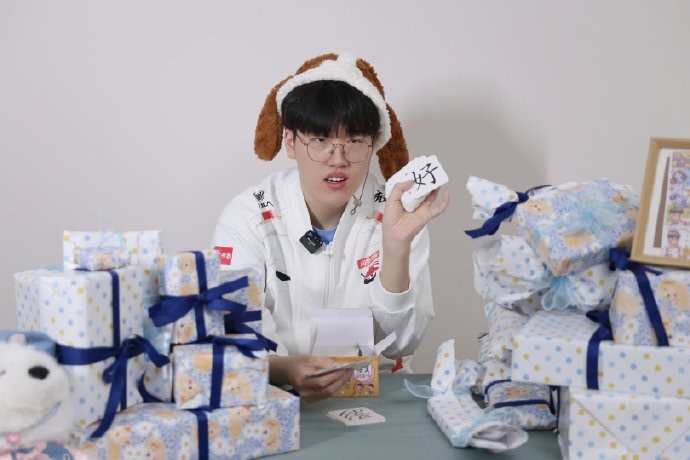 AL分享Kael五周年礼物开箱返图：大家为什莫给我这么多这个狗呀？