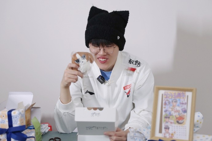 AL分享Kael五周年礼物开箱返图：大家为什莫给我这么多这个狗呀？